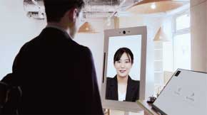 PCの画面越しに接客をしているイメージ図