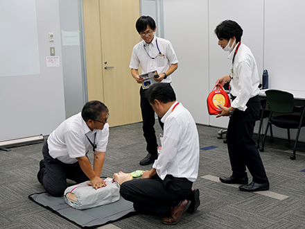 AEDが届くまで、胸骨圧迫をする様子