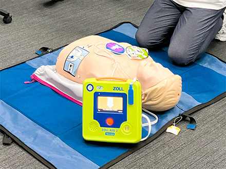 AED（自動体外式除細動器）とトレーニング用マネキン