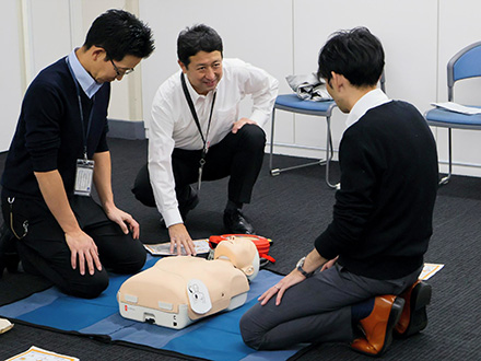 AEDの電極パッドの装着方法、操作を学ぶ様子