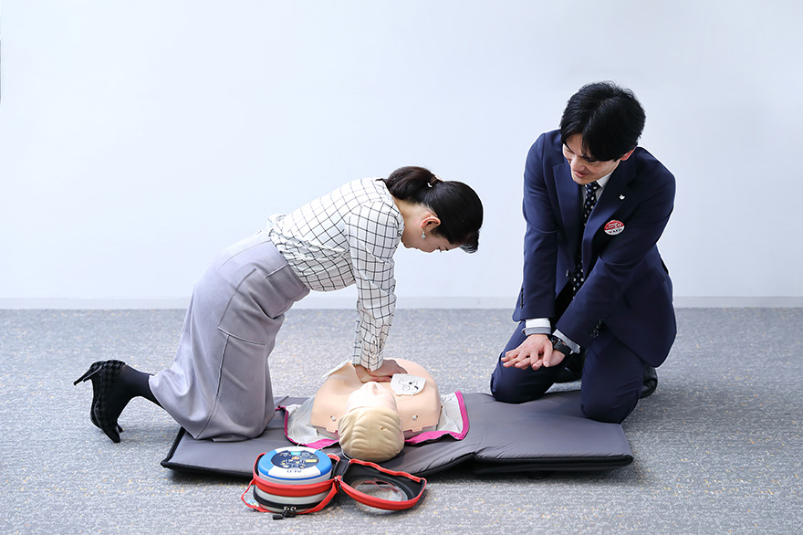 一時救命処置を施すための実技講習のイメージ