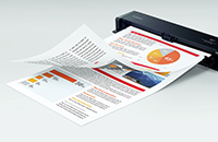 写真：1回の搬送で両面読み取れる1パス両面スキャン