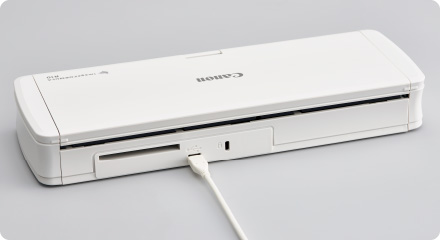 図：充電不要、ACアダプター不要。簡単接続で、持ち運びにも便利