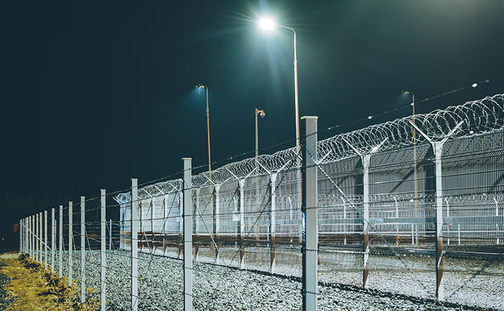 夜間の工場のイメージ