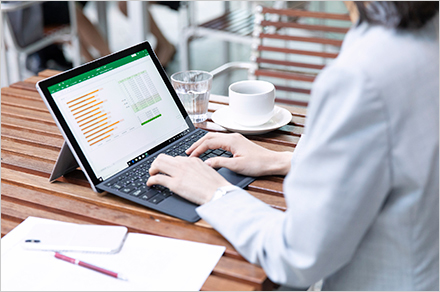 外出先から データにアクセスしているイメージ