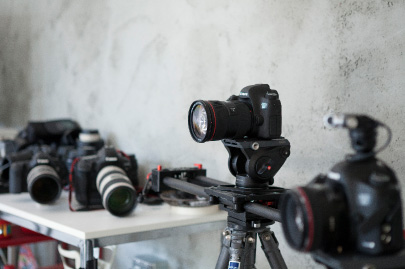 スチールはEOS-1D X、動画はEOS 5D Mark Ⅲ2台とEOS 6Dの3台で撮影。レンズは、マクロから、広角、望遠まですべてを使って、レンズの味をフルに活かした映像を追求している。