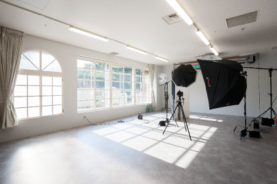 自然光が入る明るいスタジオ。窓のすぐ向こうには電車が走っているのが見え、小さなお子さんに喜ばれている。