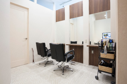 同店では、まず受け入れるお客さまを「1日8組限定」と決めたうえで店舗づくりを進めた。それにより、限られた空間にもゆとりを生み出す設計を可能にしている。