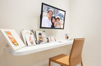 「お客さまとはご近所付き合い感覚」というアレーズ。たとえば写真のセレクトも、何度も来店されて、じっくり選ばれる方もいるという。