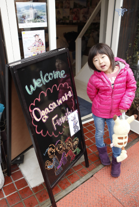 店頭のスタンドには、手描きのメッセージやイラスト、前回撮影時の写真を貼ってお客さまをお出迎え。