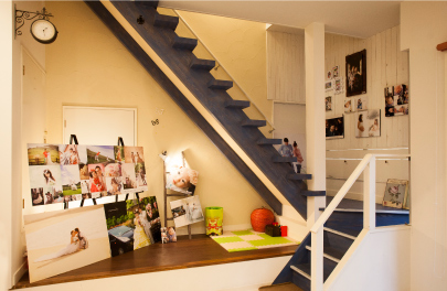 ２階のスタジオへ上がる階段スペースには、ブライダルのウェルカムボードを展示。「海に近い写真館みたいなイメージにしたくて、階段は青にしたんです」と青野氏。