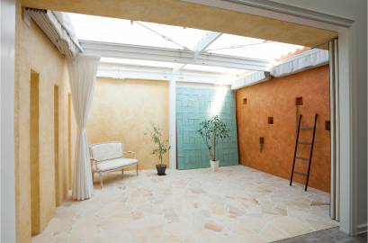 メインスタジオのすぐ横には、南仏風の明るい色調のテラスが設けられている。