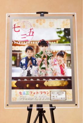 大判プリンターimagePROGRAF W6400とiPF6200を導入。販促ポスターや大型タペストリー、ウェルカムボードの制作に活用。