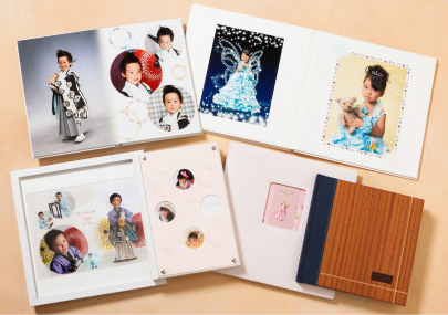 撮影から、デザイン、製本まですべて自社で行うコマエ写場。七五三のアルバムラインナップも豊富だ。