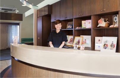 コマエ写場・比治山本店の受付。木目を活かしたインテリアで、落ち着いた雰囲気に仕上げられている。