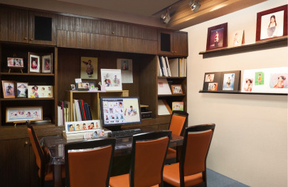 余裕のスペースを確保した1階のプレゼンルーム。こちらの空間も木目で上質にコーディネート。