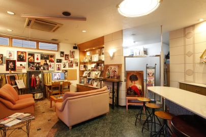 1階応接スペースには、「家族写真の専門店」らしくお客さまの様々な写真をにぎやかにディスプレイ。