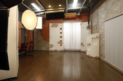 2階スタジオ。お客さまの高齢化に対応、バリアフリーを進めるため、スタジオのリニューアルを現在検討中。