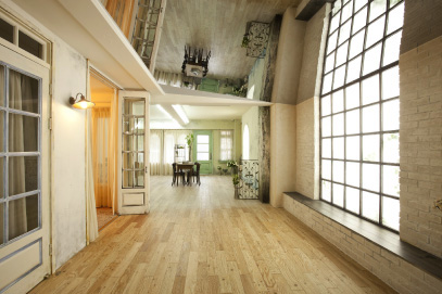 長いストロークを確保したスタジオ設計。静止画も動画も、ボケを活かした立体感のある表現ができるようになっている。