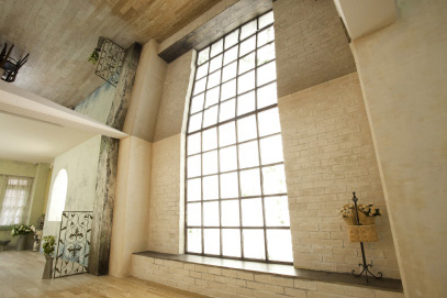 建物の構造上、天井が低くなっている場所にはミラースクリーンを貼ることで、上への広がりを演出。空間を最大限に活かした動画撮影を可能にしている。