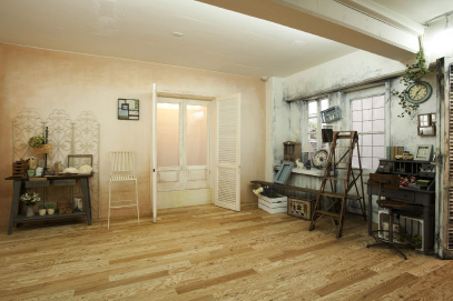 シックな雰囲気を醸し出すアンティークな小物。中央に見える扉の向こうにはストロボが内蔵されており、逆光で柔らかく包むような描写ができる。