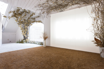 白を基調に木質素材を多用したスタジオには、オブジェやドライフラワーをあしらうことで違和感なく変化をつけている。また子どもたちが寝転がることができるようクッション材を敷き詰めた空間も随所に用意されている。