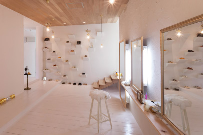 アトリエを思わせるメイクルーム。壁面にはコスチュームとして用意しているシューズを可愛らしくディスプレイしている。