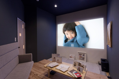 セレクト写真のスライドショーを大画面でご覧いただけるシアタールーム。多くのお客さまが感動して涙されるという。