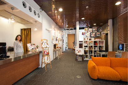 エントランスから見た1階店内。受付ロビーからスタジオまで奥行きのある設計。