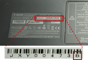 写真：液晶プロジェクター本体の底面部にある銘板ラベル