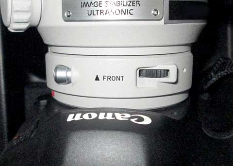 カメラボディにレンズを取り付けた画像