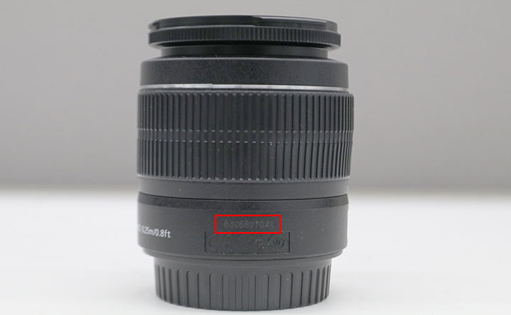 一眼レフカメラ／ミラーレスカメラ用交換レンズ「EF-S18-55mm F3.5-5.6 IS IIおよび、EF-S18-55mm F3.5-5.6 III」のシリアル番号の記載場所です。